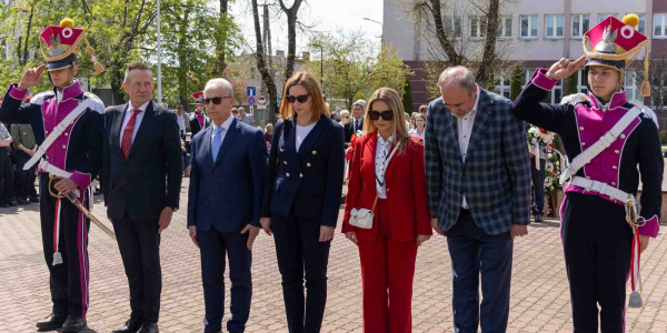 Tłumy mieszkańc&oacute;w uczciły dziś 235. rocznicę uchwalenia Konstytucji 3 Maja.
