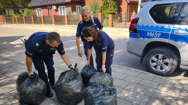 Nakrętki dla Adasia - policjanci pomagają choremu chłopcu