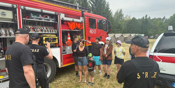 Strażacy z wizytą w bazie harcerskiej "KAMIONEK" w Kamiennej Nowej.