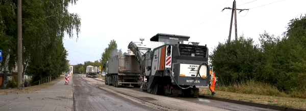 Nowy asfalt na ulicy w Dąbrowie Białostockiej, utrudnienia dla kierowców [Film]