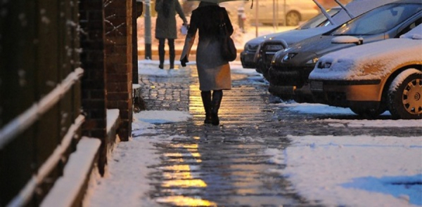 Uwaga na śliskie drogi i gołoledź [Ostrzeżenie meteo]