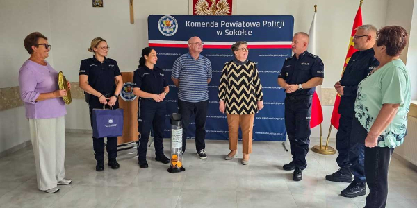 Seniorzy z Krynek przekazali policji własnoręcznie zrobione odblaski.