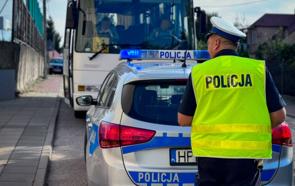 Kontrola autobusów szkolnych w ramach &quot;Bezpiecznej drogi do szkoły&quot; [Zdjęcia]