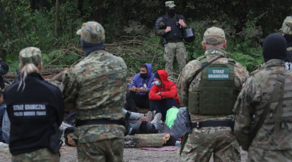 Zmienia się liczba cudzoziemców koczujących k. Usnarza; strona białoruska dostarcza jedzenie