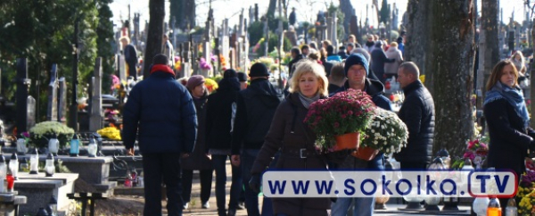 Złożyli na grobach kwiaty i symboliczne znicze [Film i Zdjęcia]