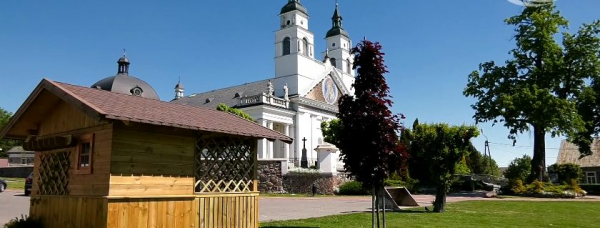 Pamiątki i produkty regionalne w drewnianej altance [Film]