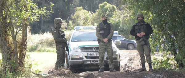 Wczoraj policjanci zatrzymali 7 mężczyzn, którzy przewozili osoby nielegalnie przebywające na terenie Polski.