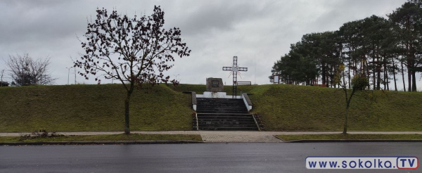 Obelisk oraz krzyż stanowi teraz jedną spójną całość