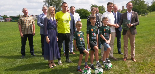 Podpisaniem umowy rozpoczęto przebudowę Stadionu Miejskiego w Dąbrowie Białostockiej [Film]