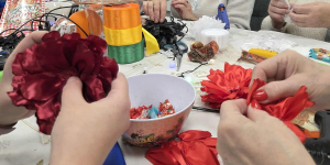 Sylwestrowe warsztaty tworzenia broszek w sok&oacute;lskiej bibliotece