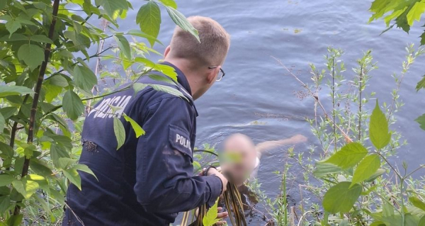 Mężczyzna nago biegł ulicą, po czym nagle skoczył do kanału [Zdjęcie]