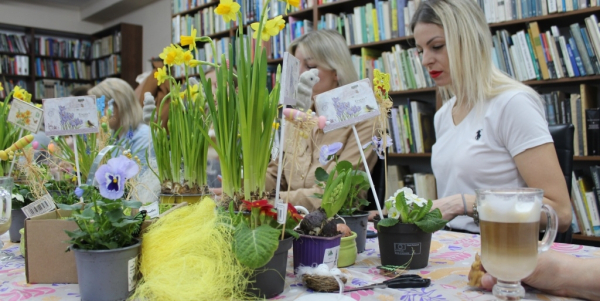 Wiosenne warsztaty kompozycji kwiatowych w Bibliotece Publicznej im. Wisławy Szymborskiej w Sokółce [Zdjecia]