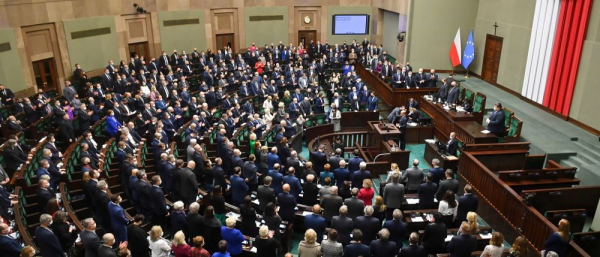 Sejm uchwalił ustawę obniżającą VAT na żywność, paliwa i energię