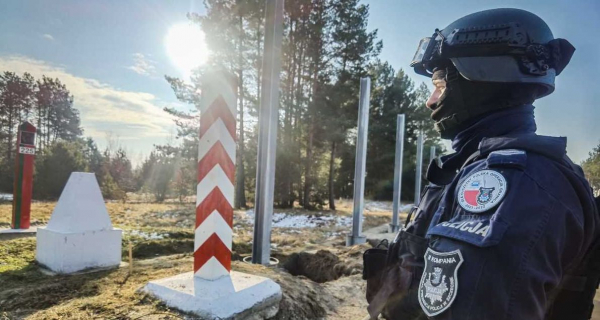 Budowa zapory pod czujnym okiem policjantów [Zdjęcia]