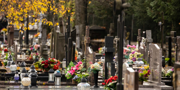 Światło pamięci i nadziei. O sensie 1 i 2 listopada opowiada ks. Jarosław Ciuchna