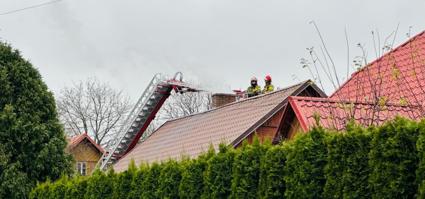 Przed godziną 13 w jednym z domów w Kuźnicy doszło do pożaru sadzy w kominie.