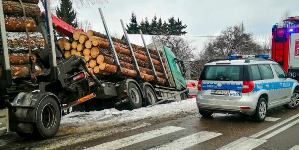 Zablokowana Droga po Kolizji Volvo i Chevroleta w Dąbrowie Białostockiej