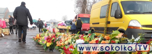 Już dawno nie było takiego tłoku na poniedziałkowym rynku [Zdjęcia]