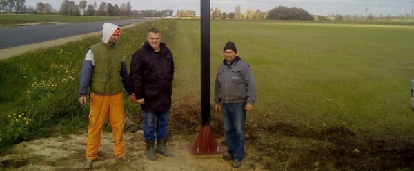 Dzięki ich zaangażowaniu krzyż ponownie stanął przy drodze [Zdjęcia]