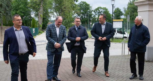 Z troską o historię &ndash; wsp&oacute;lna wizyta konserwatora zabytk&oacute;w i starosty w najcenniejszych miejscach regionu.