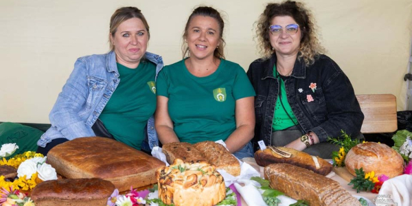 Chleb, kt&oacute;ry łączy pokolenia. Święto Wiejskiego Chleba w Wierzchlesiu.