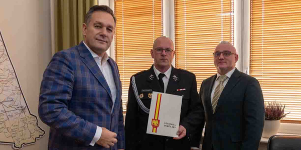 Nowe mundury dla druh&oacute;w z OSP Krynki