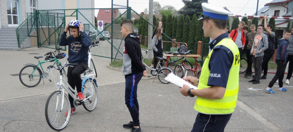 Egzamin zdawali pod czujnym okiem policjantów