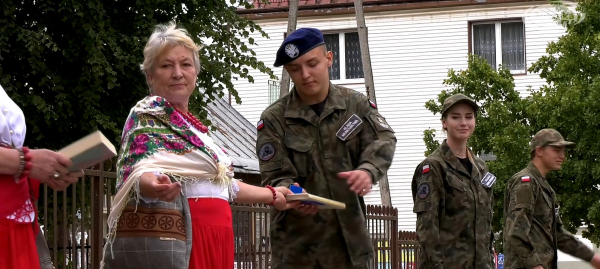 Utworzyli ludzki „łańcuch” biorąc udział w akcji „Przeprowadzka” dąbrowskiej Biblioteki Publicznej [Film]