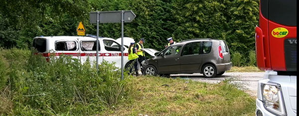 NA SYGNALE: Kolizja strażackiego busa ze skodą w okolicach Grodziska gm. Suchowola [Film]