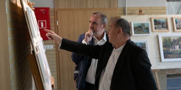 Zachwyt nad Krynkami przenosi na pł&oacute;tno.