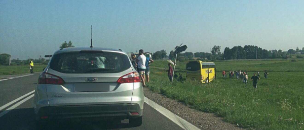 NA SYGNALE: Samochód osobowy zderzył się z autobusem pełnym ludzi. AKTUALIZACJA