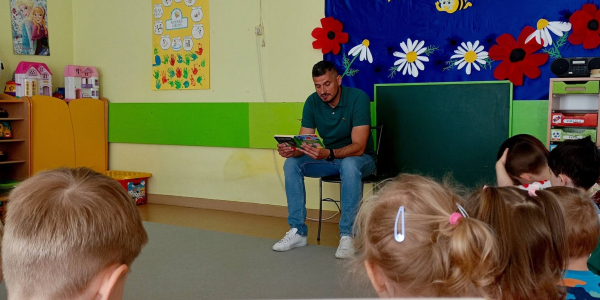 Tata też czyta &ndash; wyjątkowe spotkanie z książką w Przedszkolu nr 4 w Sok&oacute;łce.