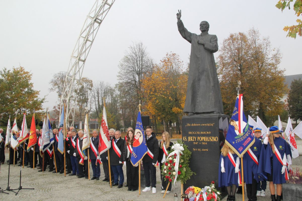 W 40. rocznicę męczeńskiej śmierci ks. Jerzego Popiełuszki, bp Guzdek zachęcał do postawienia sobie kilku zasadniczych pytań, m.in.: dlaczego ks. Jerzy został zabity i dlaczego chciano także zabić pamięć o nim. 