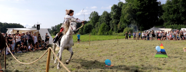 Wybitny popis łucznictwa konnego w wykonaniu Anny Sokólskiej [Film]