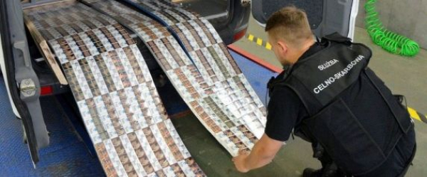 Przemytnicy papieros&oacute;w zatrzymani na przejściu granicznym w Kuźnicy