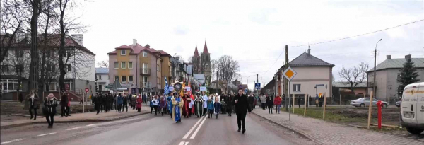 Mieszkańcy Dąbrowy i okolic licznie uczestniczyli w Orszaku Trzech Króli [Film]