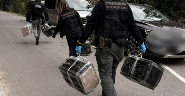 Funkcjonariusze Podlaskiego Oddziału Straży Granicznej udaremnili przemyt nielegalnych wyrob&oacute;w tytoniowych przerzucanych przez granicę przy użyciu drona.