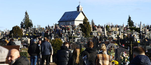 Między światłem a ciszą-cmentarze w dniu 1 listopada