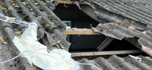 Balon z kontrabandą uszkodził garaż i samochód w gminie Szepietowo.