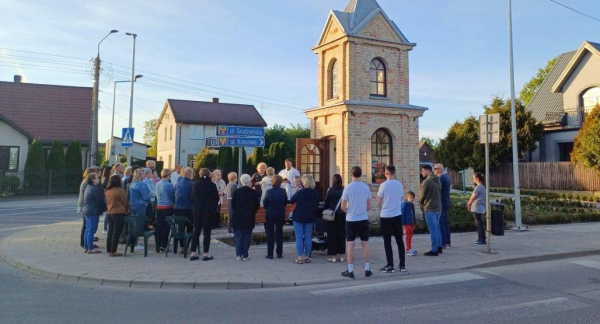 Spotkali się jak dawniej – przy odnowionej kapliczce [Zdjęcia]