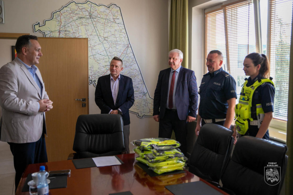 Powiat Sok&oacute;lski wyposażył policjant&oacute;w w nowe kamizelki patrolowe