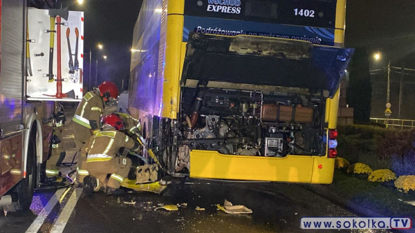 NA SYGNALE: Płonący autobus uszkodził wóz bojowy straży pożarnej