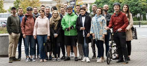 Czym najlepiej poruszać się po mieście? Rower z najwyższą punktacją, a samochód elektryczny najszybszy w warszawskiej edycji Wielkiego Testu Mobilności Miejskiej 2023