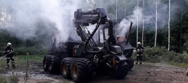 NA SYGNALE: W środku lasu spłonął harvester i przyczepa [Zdjęcia]