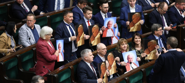 Sejm przyjął uchwałę ws. obrony dobrego imienia św. Jana Pawła II