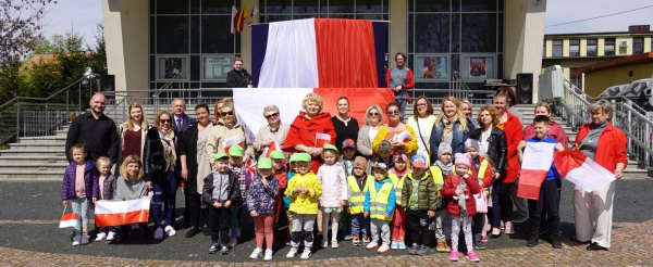 Wspólnie uszyli biało – czerwoną flagę [Zdjęcia]