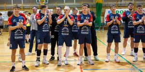 Piłkarze ręczni z Dąbrowy zwyciężyli po wyr&oacute;wnanym meczu.