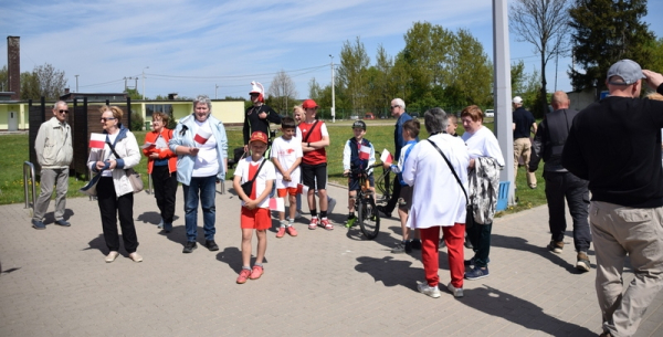 Spacer z biało-czerwoną wok&oacute;ł zalewu w Sok&oacute;łce