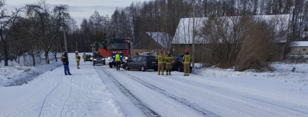 NA SYGNALE: Kolizja dwóch pojazdów na łuku drogi w Stocku [Zdjęcia]