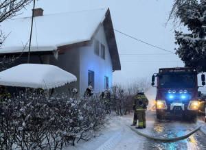 Interwencja służb w miejscowości Krugło: pożar w piwnicy budynku mieszkalnego